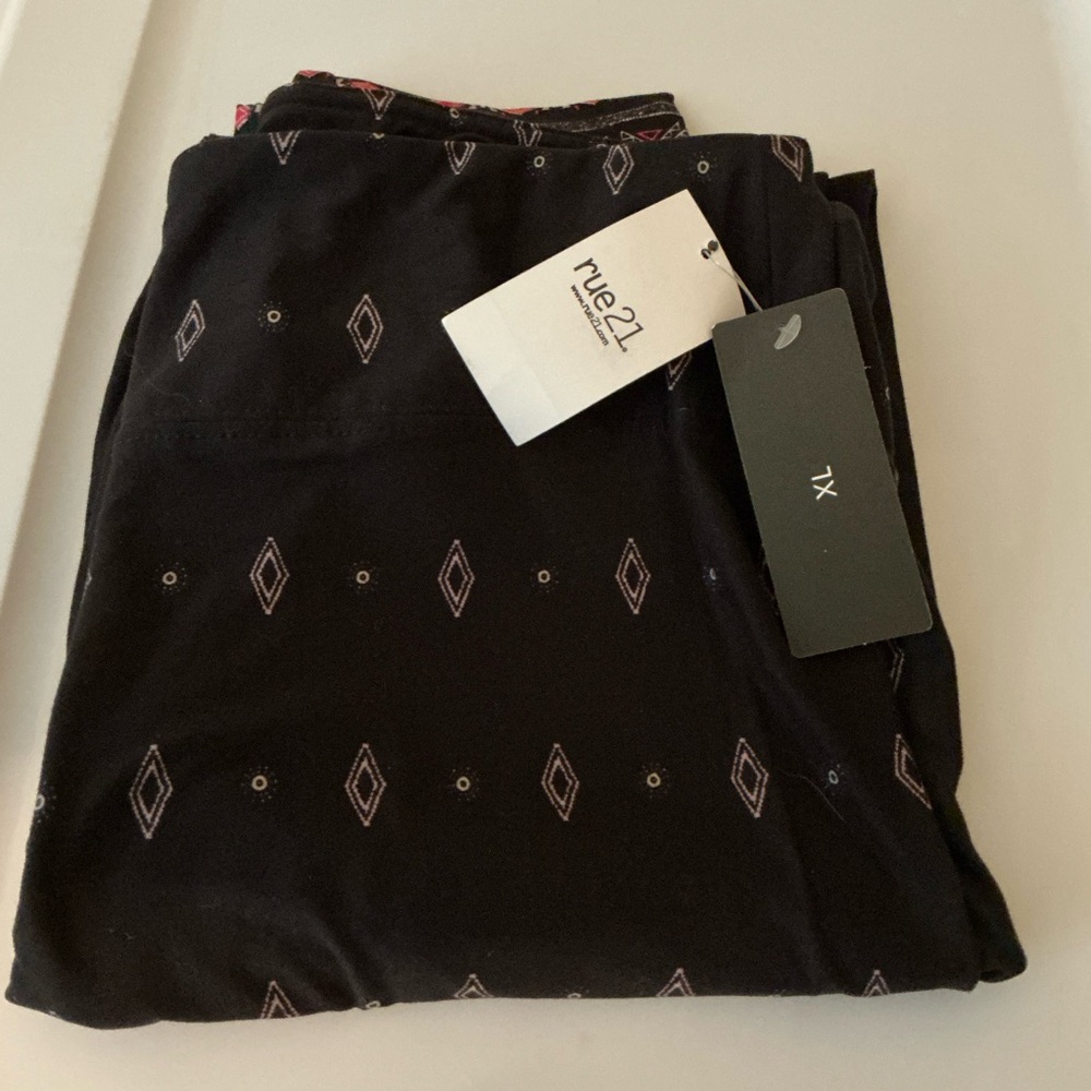 NWT Rue21 Junior’s XL Black Leggings with Diamond Pattern and Different Bottom